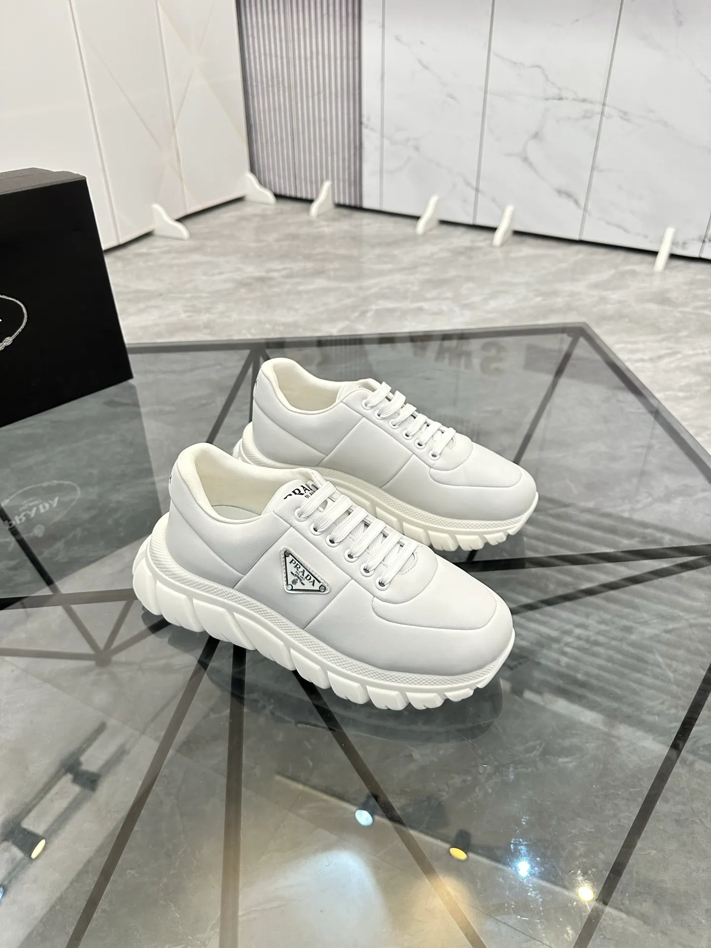 Men's shoes: 💰P460¥ Product trademark: Prada *"Prada*" low-top casual shoes Regular size: 38-44 (can be customized to 45.46) Product materials: imported cowhide upper, sheepskin lining, original outsole. Number: 835